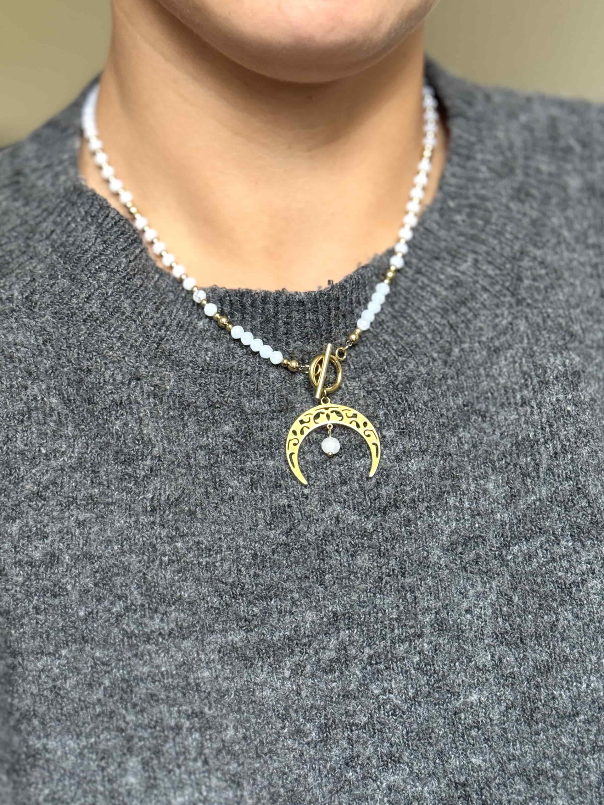 Naszyjnik koraliki białe duży ażurowy księżyc - obrazek 3