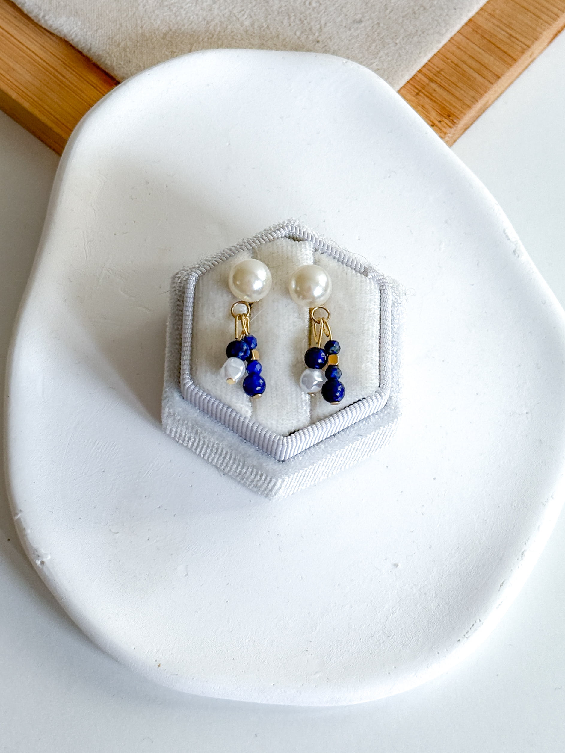 Kolczyki ręcznie wykonane perły kamienie Lapis Lazuli