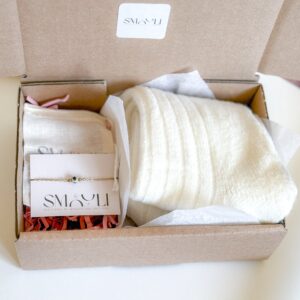 Box prezentowy: skarpety kaszmirowe i bransoletka z kamieniem jaspisem