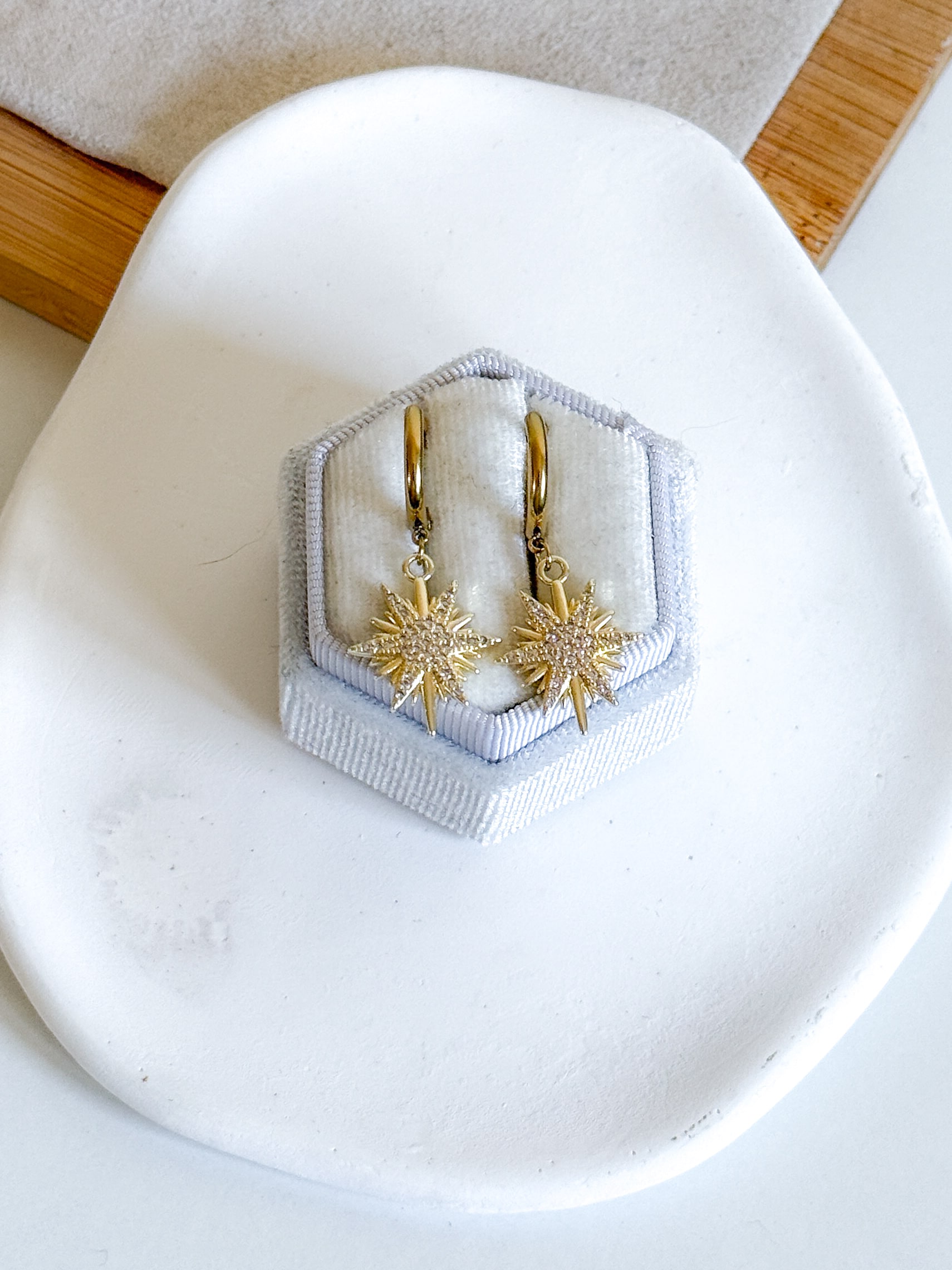 Kolczyki wiszące róże wiatrów w cyrkoniach - obrazek 2