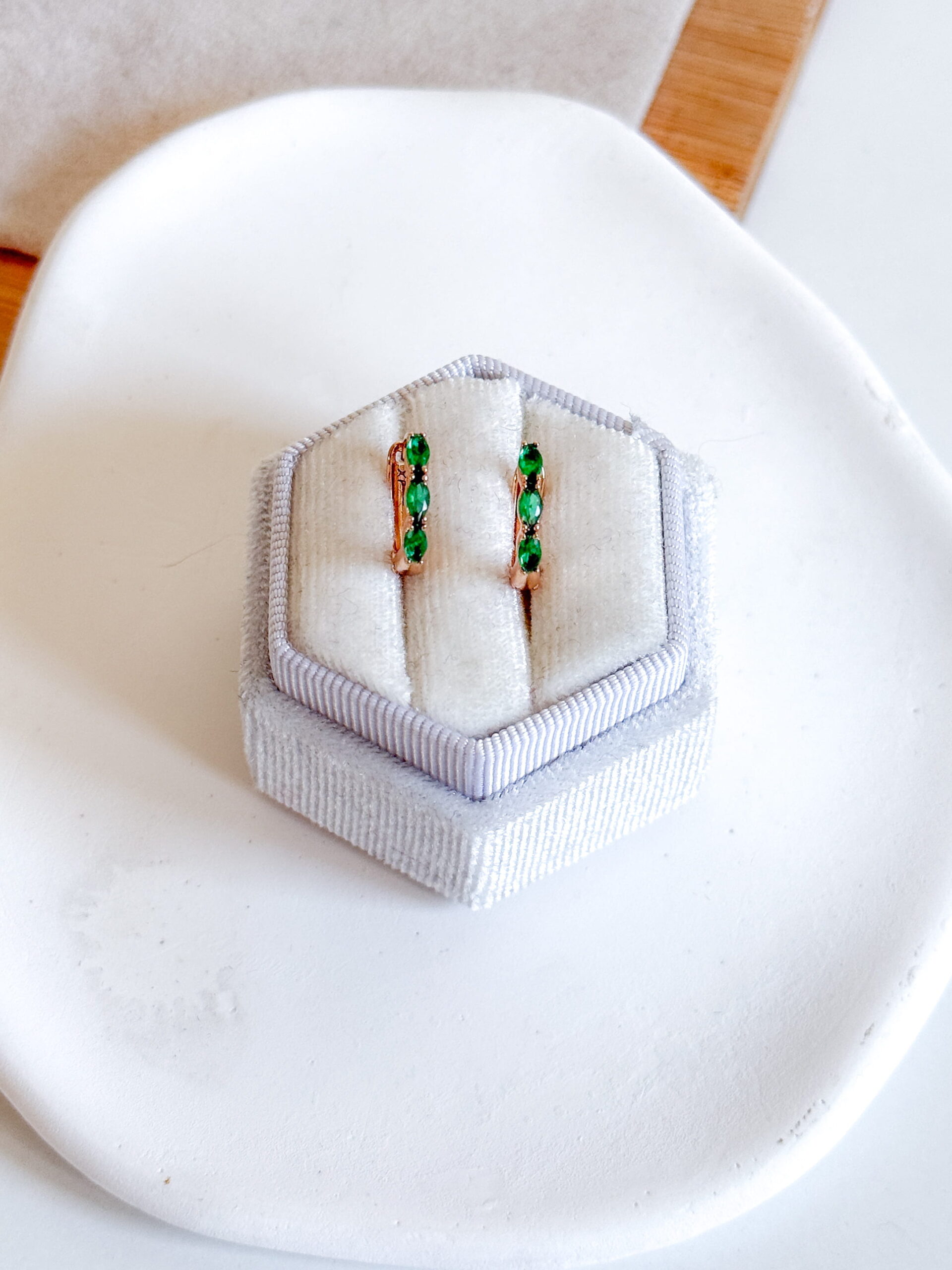 Kolczyki kółka trzy zielone kryształki - obrazek 2