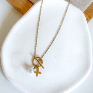 Naszyjnik delikatny z perłą i koniczynką, zapięcie Tbar