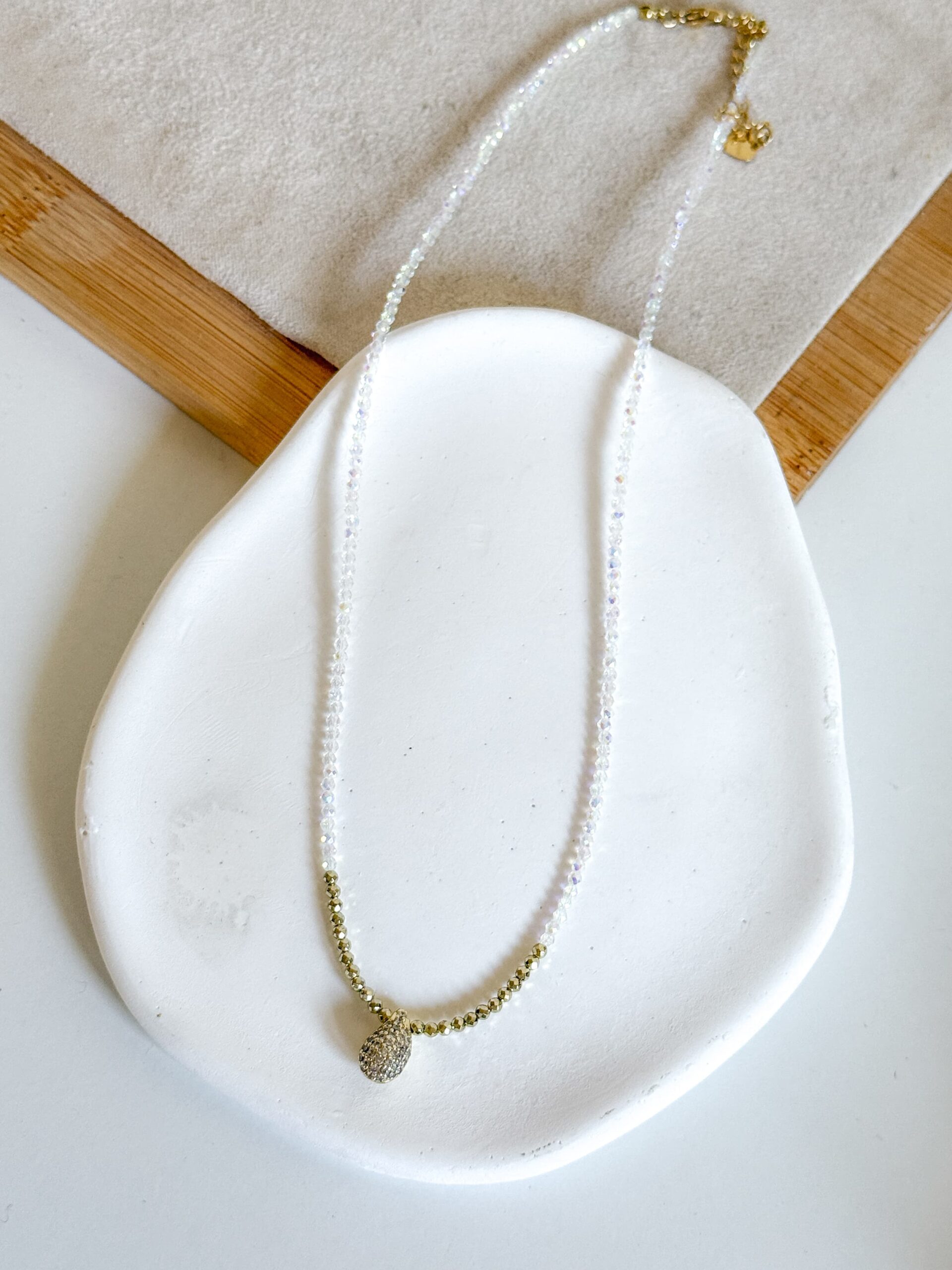 Naszyjnik choker delikatny opalizujący łezka cyrkonie - obrazek 2