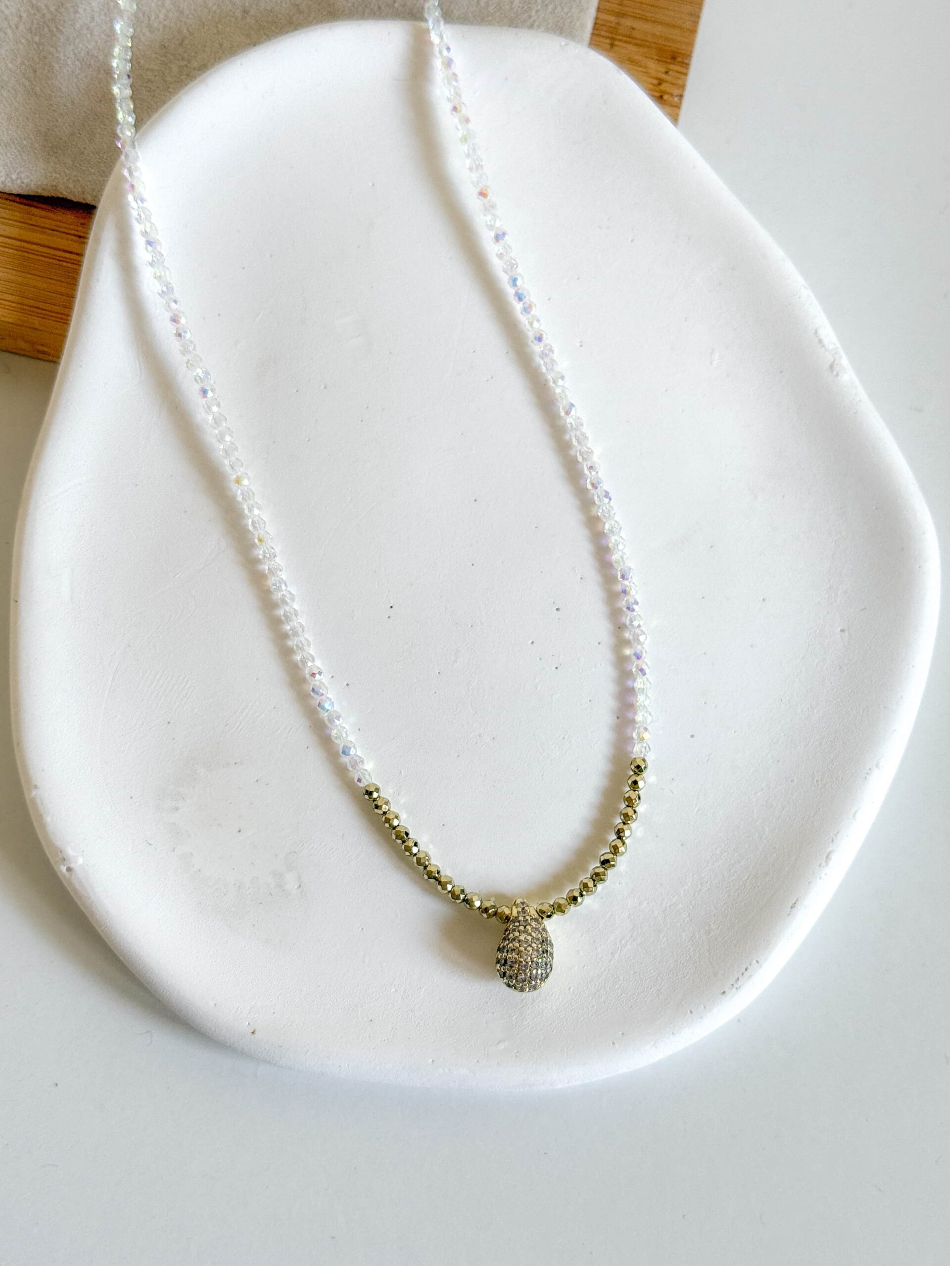 Naszyjnik choker delikatny opalizujący łezka cyrkonie