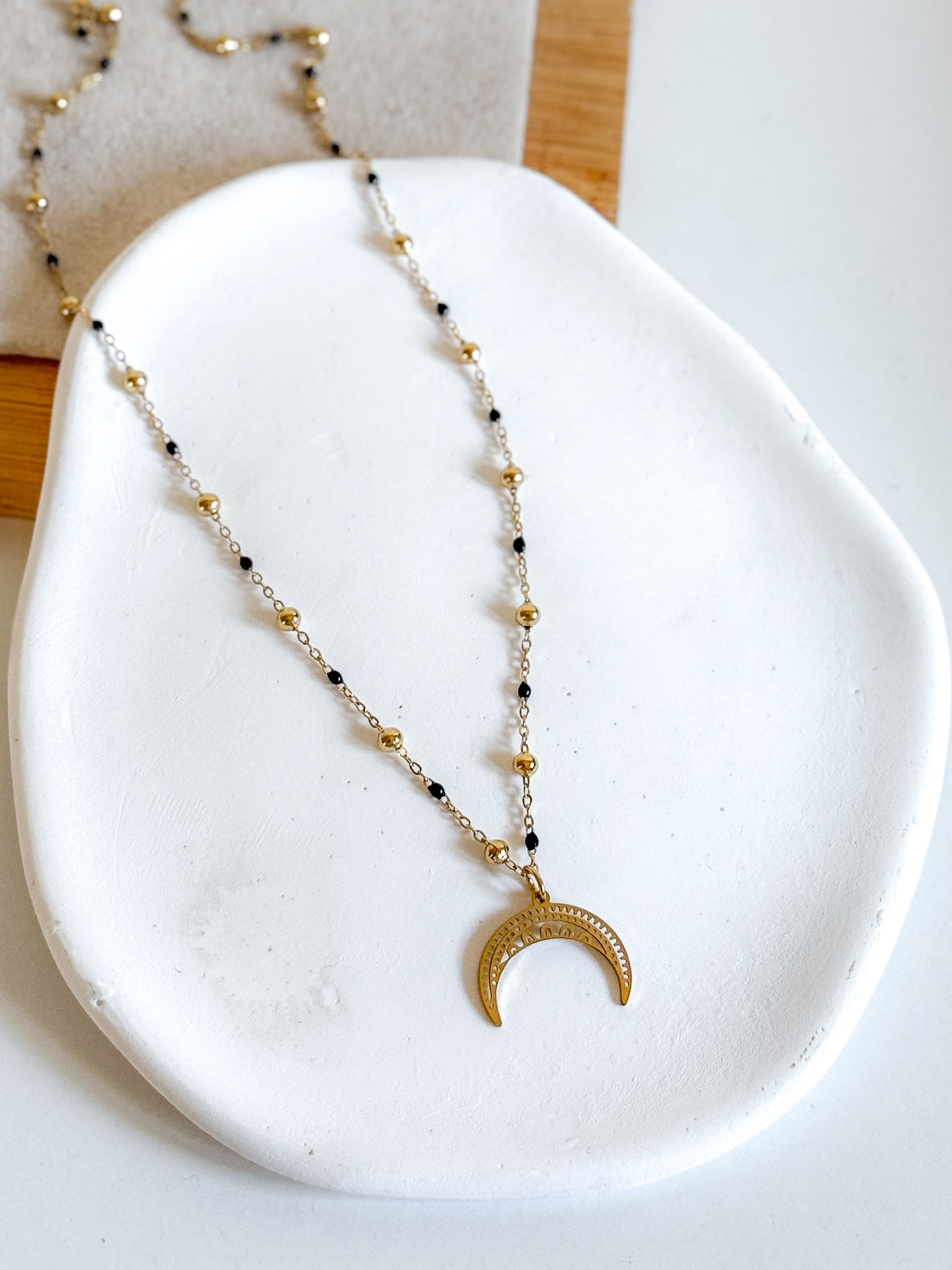 Naszyjnik czarne kulki emaliowane ażurowy księżyc