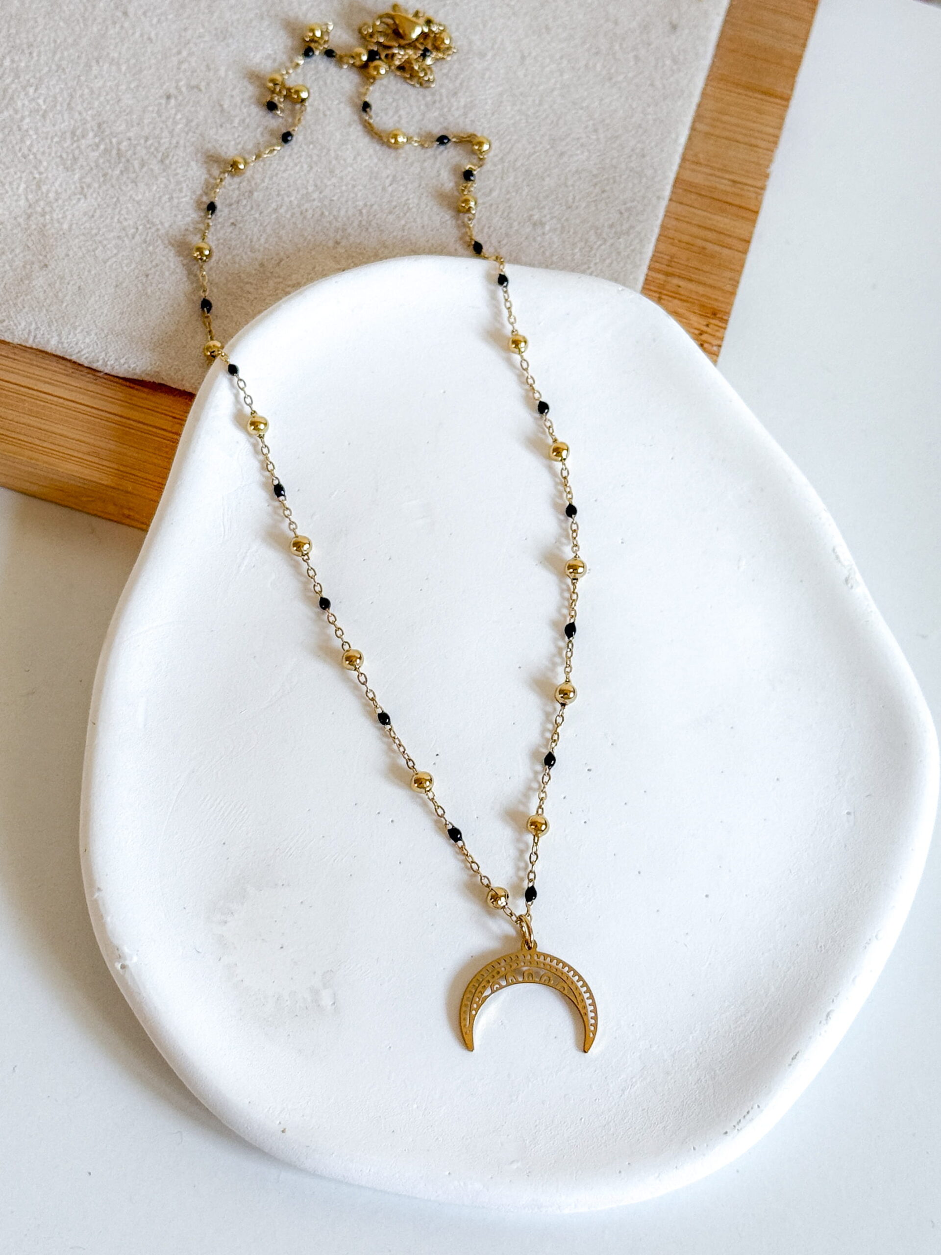 Naszyjnik czarne kulki emaliowane ażurowy księżyc - obrazek 2
