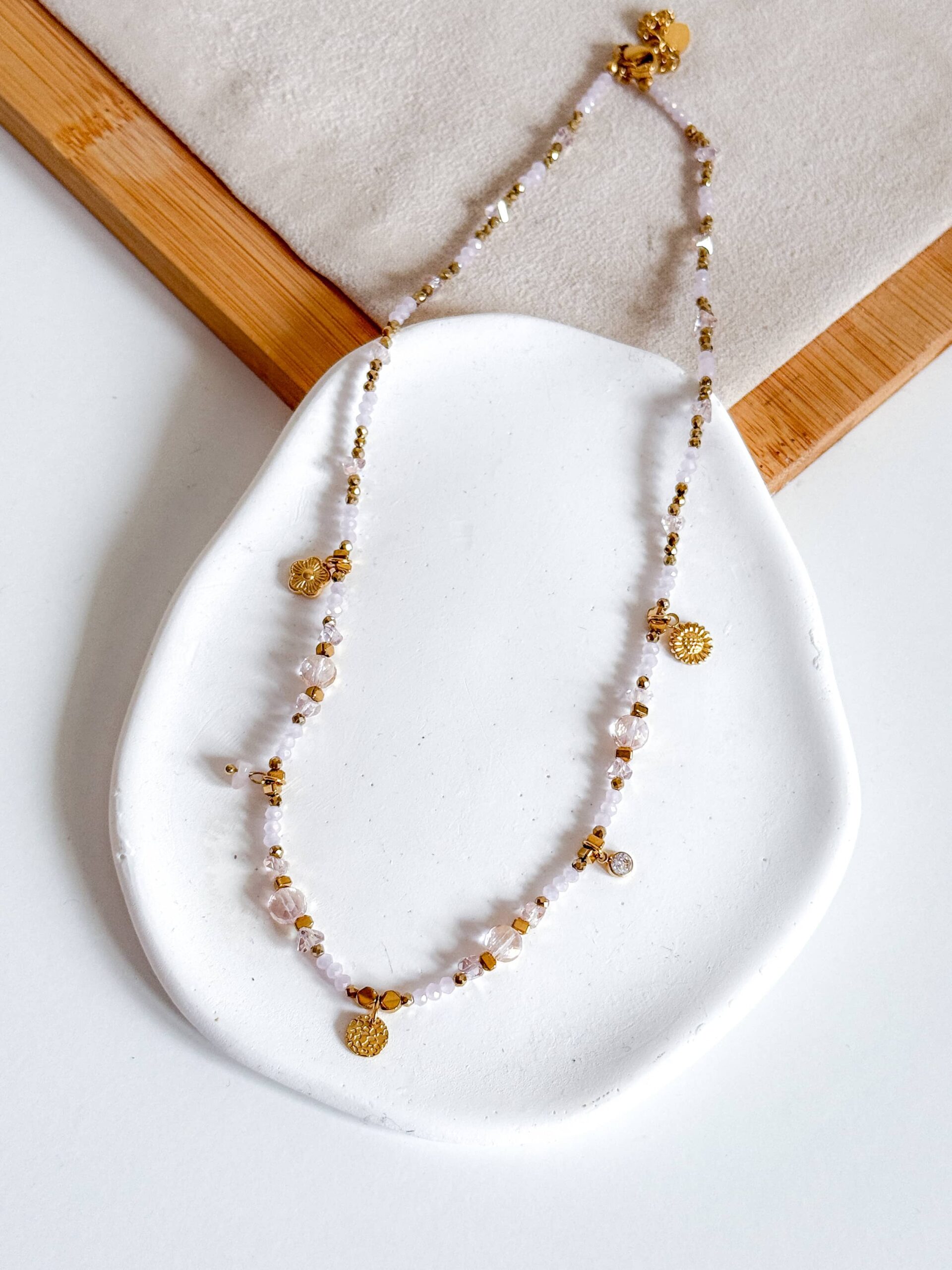 Naszyjnik różowy kwarc zawieszki kwiatki