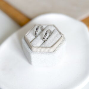 HIT Kolczyki serca kształt małe w kolorze srebrnym