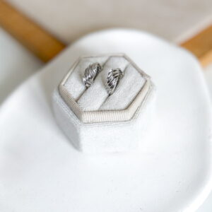 Kolczyki nacinane fale w kolorze srebrnym