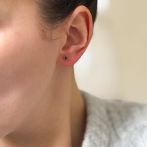 Kolczyki małe czarne kryształki serduszka