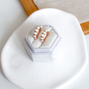 Kolczyki kółka midi emaliowane paski białe